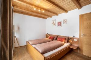 uma sala de estar com um sofá num quarto em Mountain Lodge Antholz em San Giuseppe in Anterselva