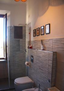 een badkamer met een toilet en een glazen douche bij Appartamento via Grandi - Free Gated Parking - 5 minutes from Center in Lucca