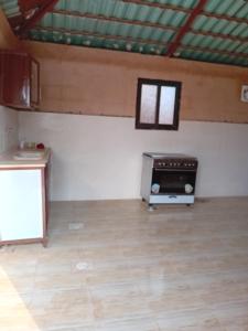 an empty room with a kitchen and a stove at استراحة وزنه in Buraydah