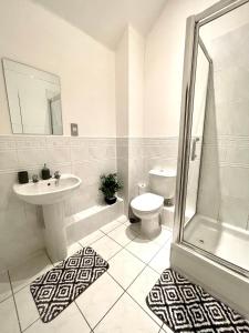 een badkamer met een wastafel, een toilet en een douche bij Spacious & Quiet, a perfect base in Bishops Stortford