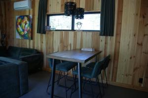 a room with a table and chairs and a window at Wellnesslodge Grutto in Dalerveen +16 photos