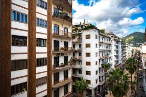 een appartementencomplex in een stad met palmbomen bij Corso 66 Luxury Apartment in Salerno