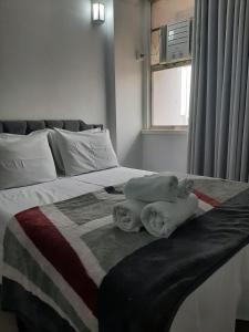 a bedroom with a bed with towel animals on it at Apartamento 1011 in Goiânia