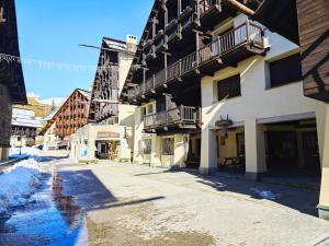 a street in a town with snow on the ground at Hostdomus - Gran Roche in Sestriere