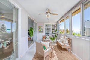 un soggiorno con finestre e ventilatore a soffitto di Apartamento excelente ubicación cerca de la playa a Marbella
