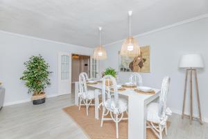 a white dining room with a white table and chairs at Apartamento excelente ubicación cerca de la playa in Marbella