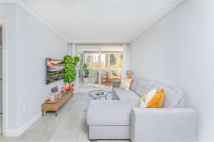 a white living room with a white couch at Apartamento excelente ubicación cerca de la playa in Marbella