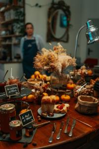 un tavolo pieno di cibo e dolci su un tavolo di Hotel Albert 1er a Tolosa