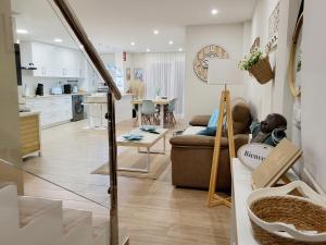 Il comprend un salon avec un canapé et une cuisine. dans l'établissement Palmito Luxury La Torre Golf Resort Murcia, à Roldán