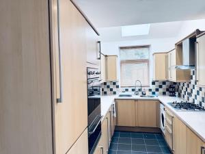 uma cozinha com azulejos pretos e brancos no chão em Comfy House Near The City Centre em Nottingham