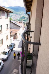 einen Balkon eines Gebäudes mit Leuten, die eine Straße hinuntergehen in der Unterkunft Apartmani Bujrum in Sarajevo
