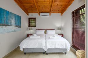 En eller flere senge i et værelse på San Lameer Villa 3107 - 4 Bedroom Classic - 8 pax - San Lameer Rental Agency + 40 billeder