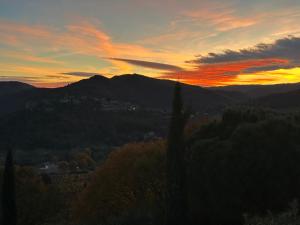 a sunset with the mountains in the background at Bastide Saint-Thomé in Saint-Thomé