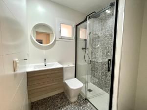 uma casa de banho com um chuveiro, um WC e um lavatório. em AZ El Balcón de Aguadores - parking gratuito em Saragoça