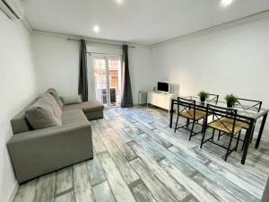 uma sala de estar com um sofá e uma mesa em AZ El Balcón de Aguadores - parking gratuito em Saragoça