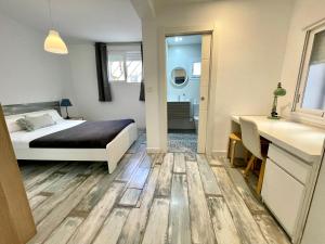 een slaapkamer met een bed en een badkamer bij AZ El Balcón de Aguadores - parking gratuito in Zaragoza