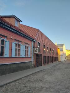uma rua vazia ao lado de um edifício vermelho em Lutsu 12 Apartment - Self check-in em Tartu