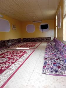 an empty room with carpets on the floor in a room with at استراحة وزنه in Buraydah