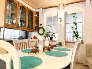 Χώρος καθιστικού στο Santa's Secret Villa Varpu By BookLapland