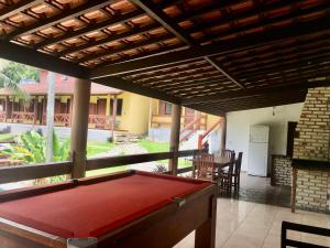 een pooltafel in het midden van een patio bij Chácara kiwi in Paraty