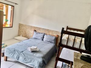 een bed met een knuffeldier erop in een kamer bij Chácara kiwi in Paraty +16 foto's