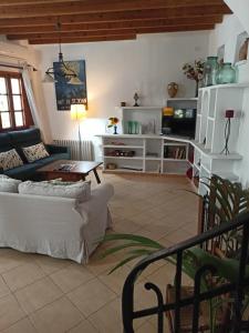 een woonkamer met een bank en een tv bij Casa Es Mercat in Sóller