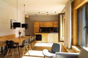uma cozinha e sala de jantar com mesa e cadeiras em Heimat 1495 Appartements - TYP 7 em Schröcken