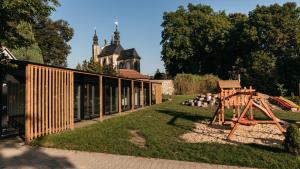 plac zabaw przed budynkiem z domem w obiekcie Hotel a Museum of Bricks w mieście Kutná Hora