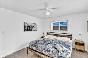 a bedroom with a bed and a ceiling fan at 3 Bedroom Villa In F Lauderdale Casino & Beach in Fort Lauderdale