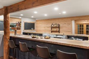 une cuisine avec un bar et des fauteuils en cuir dans l'établissement EML 2 Muddy Creek, à Paonia