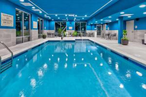 una piscina en una habitación de hotel con techos azules en Hampton Inn Danville, Va, en Danville