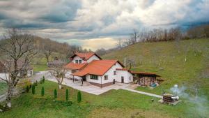 une maison sur le flanc d'une colline dans l'établissement Pensiunea Ioana, à Poeni