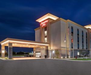 een vooraanzicht van het hotel 's nachts bij Hampton Inn Union City, Tn in Union City