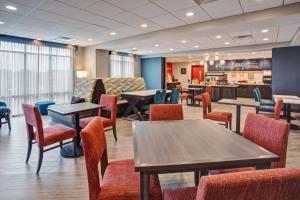een wachtkamer met tafels en stoelen en een cafetaria bij Hampton Inn Union City, Tn in Union City