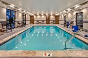 een zwembad met blauw water in een hotel bij Hampton Inn Union City, Tn in Union City