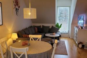 ein Wohnzimmer mit einem Sofa und einem Tisch in der Unterkunft Lägenhet i villa in Bålsta