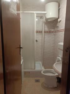 uma pequena casa de banho com chuveiro e WC em panda Victor Space Capsule Hostel em Belgrado