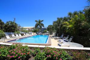 Bazén v ubytování Anna Maria Island Bridge Port Beach Resort nebo v jeho okolí