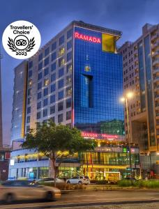 budynek z znakiem na boku w obiekcie Ramada by Wyndham Dubai Barsha Heights w Dubaju