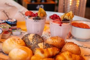 a table topped with three drinks and some food at Boetiekhotel Faan - NIEUW! in Ballum