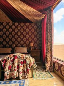 Postel nebo postele na pokoji v ubytování Shahrazad desert, Wadi Rum