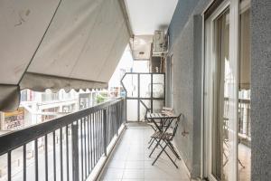 einen Balkon mit einem Tisch und Stühlen darauf in der Unterkunft Ioannis Cozy Apartment 500 meters from Acropolis museum in Athen