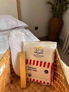uma caixa de manteiga escura da torre sentada numa mesa em SAQEEFA 9 - A01 - Self Entrance em Riyadh