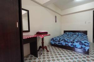 Schlafzimmer mit einem Bett und einem Tisch mit einem Spiegel in der Unterkunft RTW Residence 820 in Bang O