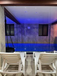 TV a/nebo společenská místnost v ubytování Villa Morishka & SPA