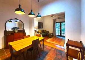 Johannesburg的住宿－The Melville Quarters，一间带木桌和沙发的用餐室
