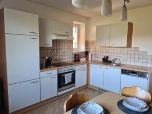 Kuchyň nebo kuchyňský kout v ubytování Ferienwohnung Rauchkofelblick