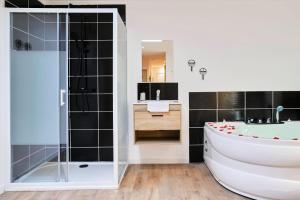 Bathroom sa NG SuiteHome - Lille I Tourcoing I Haute - Balnéo - Netflix