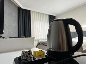 un hervidor de agua en una mesa en una habitación de hotel en Özdemir Inn Otel, en Balıkesir