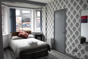 マンチェスターにあるHills View Apartmentsのベッドと窓のある寝室